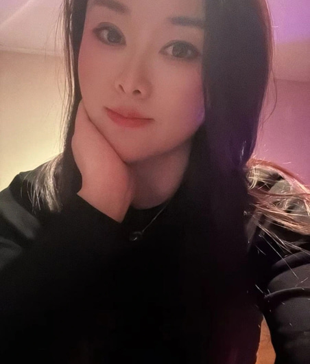 Julia - Photo 1