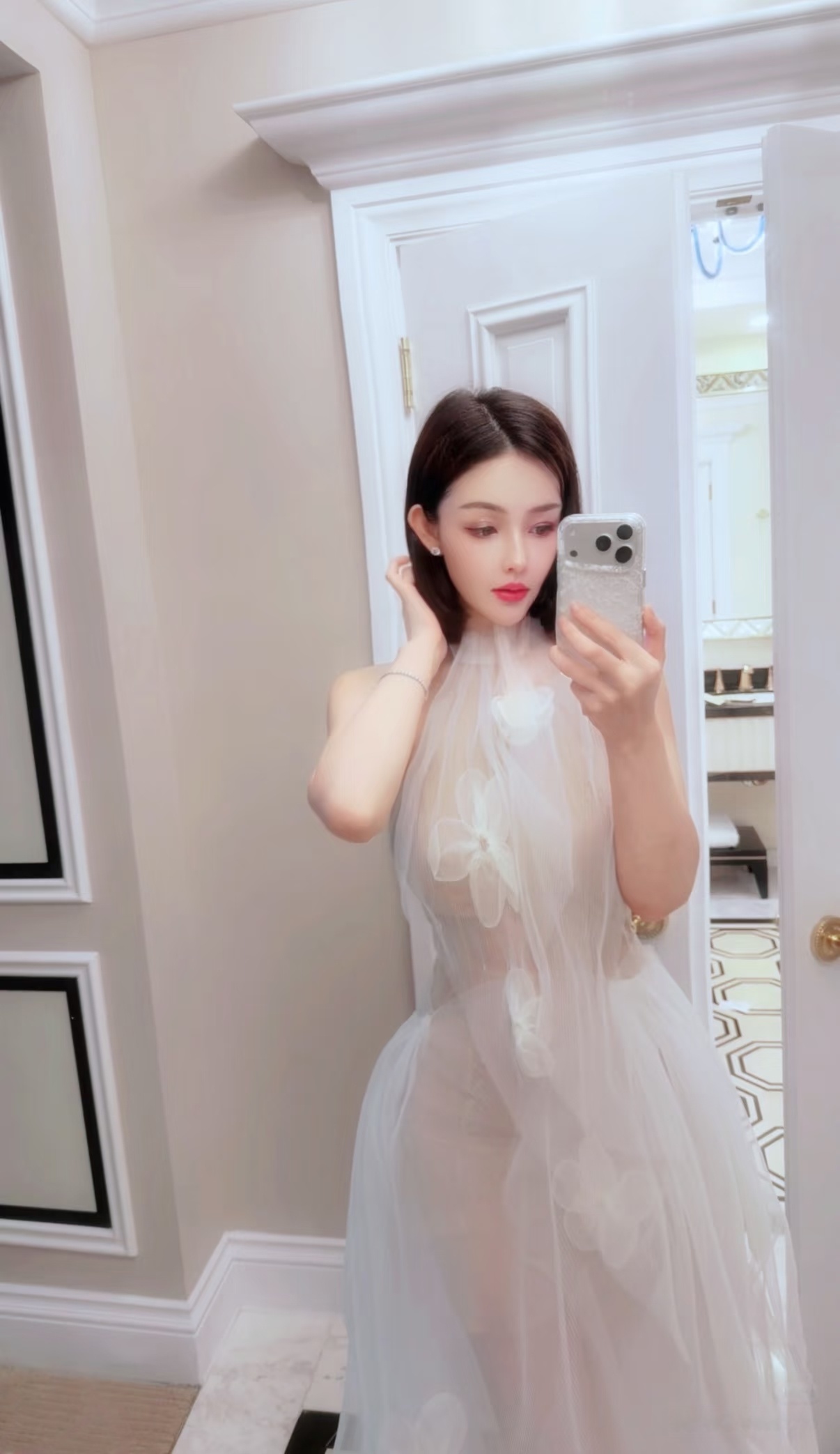 Elle, 27-year-old Malaysian escort in Bardon Brisbane, elegant and available for in-calls and out-calls