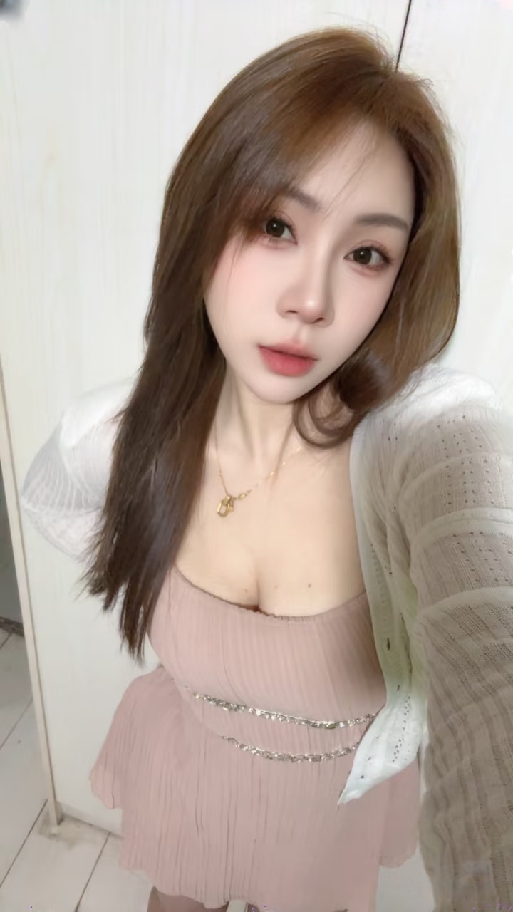 Petite Asian escort Tina in Wellington offering full service