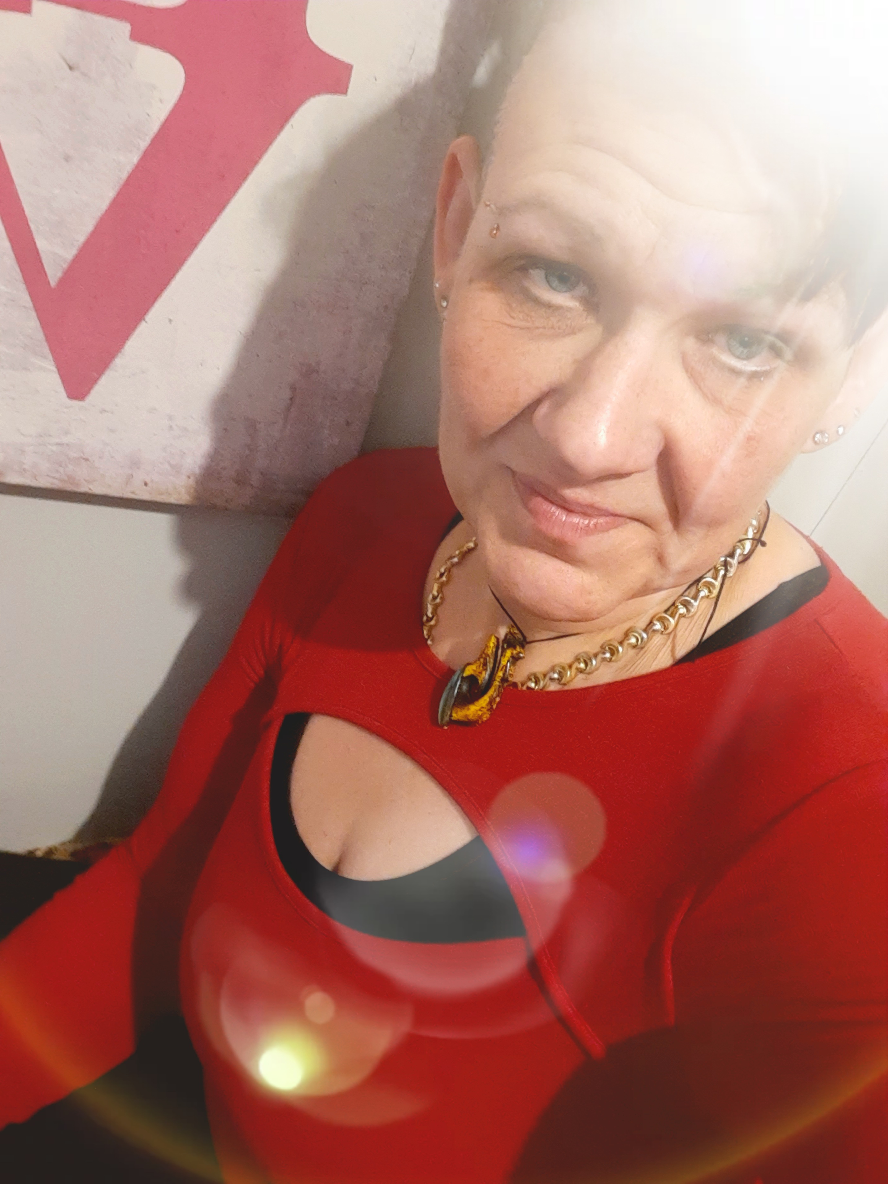 45-year-old English escort Shell Russell in Palmerston North wearing new silky stockings