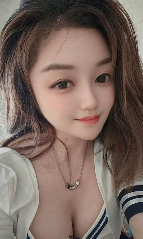 Petite Chinese escort Honey in Glenfield Auckland, soft curvy figure, C cup