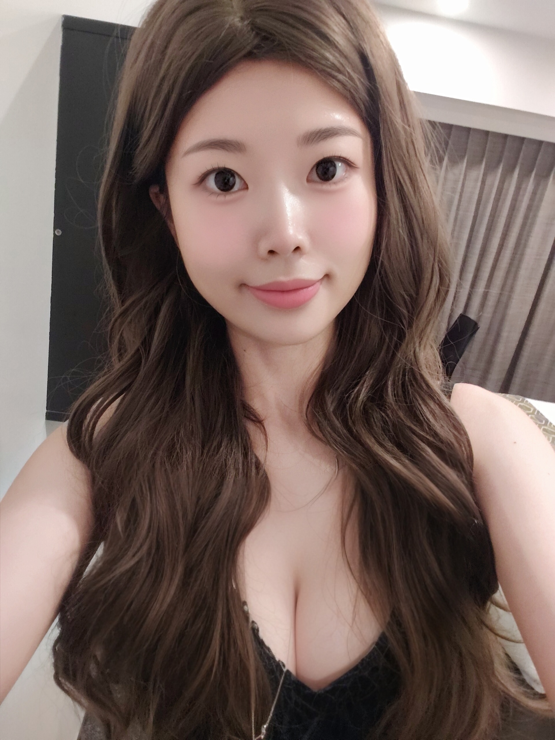 Ada, petite Singapore-Kiwi escort in Auckland with sweet smile
