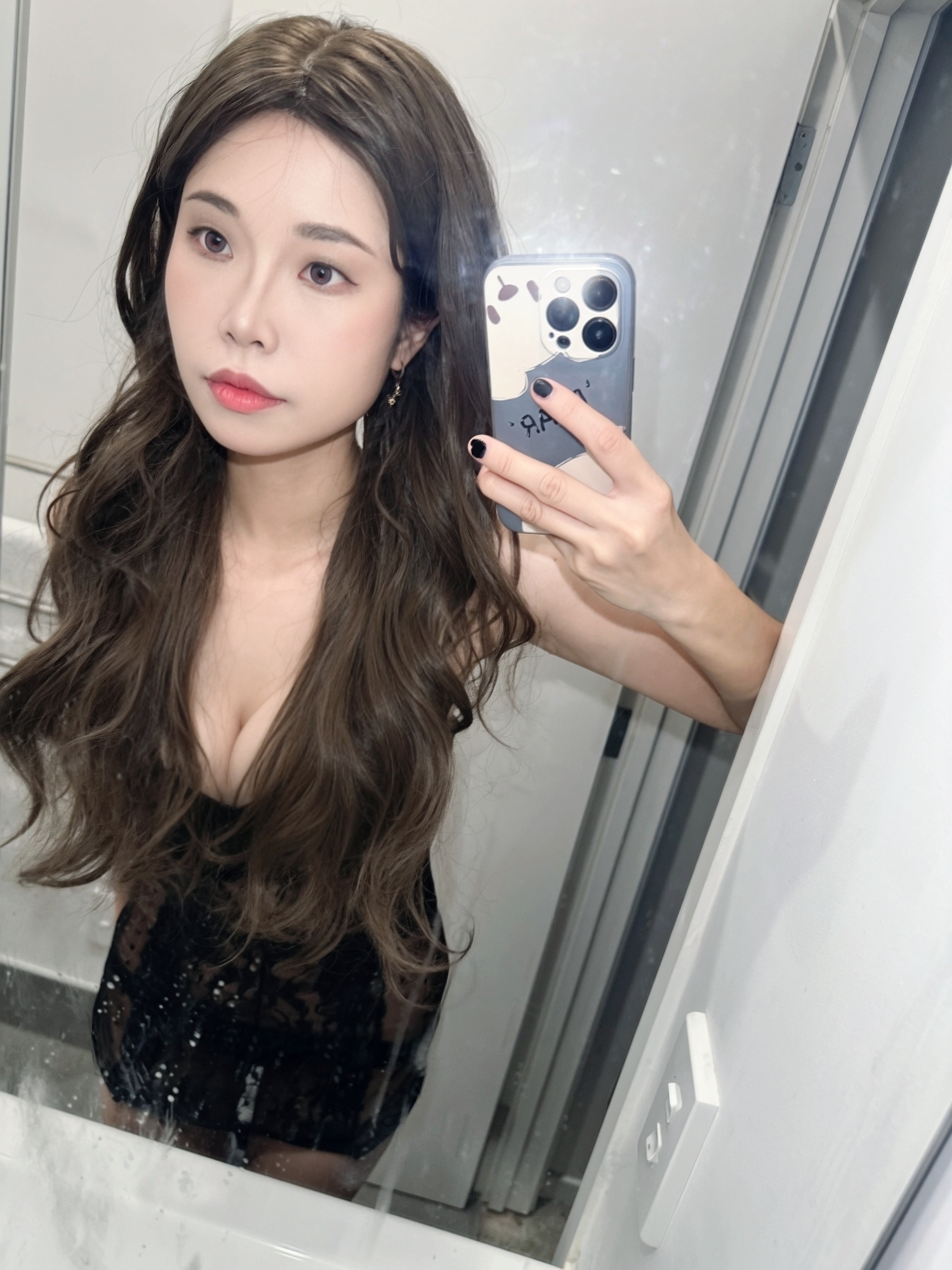 Ada, 19 year old Singapore escort in Auckland CBD showing natural curves
