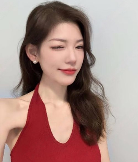 Celine, 26-year-old Chinese escort in Auckland, relaxed after a spa session in Greenlane