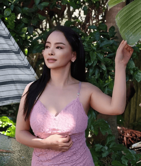 Ina, Malaysian escort in Auckland with elegant demeanor